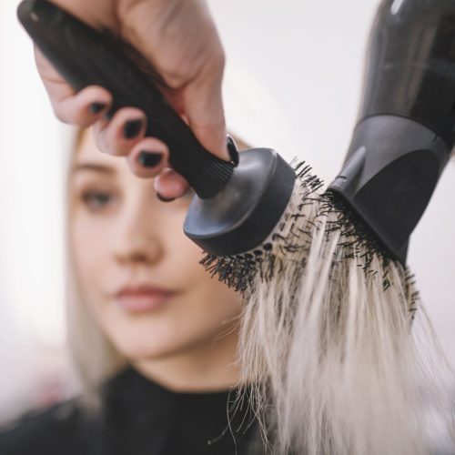 estilista-de-la-cosecha-que-seca-el-pelo-con-el-cepillo