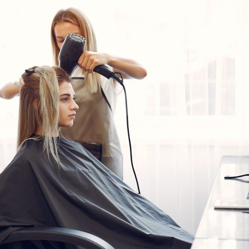 mujer-secando-el-cabello-en-una-peluqueria