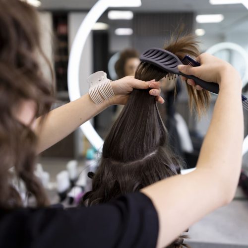 peluquera-cuidando-su-cliente (1)
